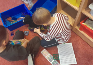 Dzieci bawią się klockami magnetycznymi