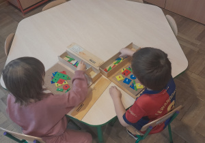 Dzieci bawią się przybijanką