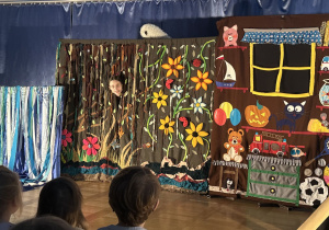 Dzieci ogladają teatrzyk „Bajka o skrzatach”