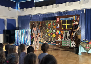 Dzieci ogladają teatrzyk „Bajka o skrzatach”