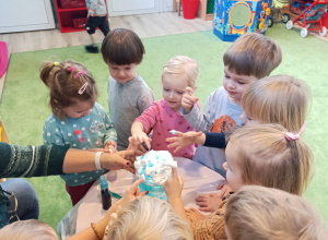 Dzieci obserwuja doświadczenie