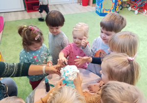 Dzieci obserwują doświadczenie