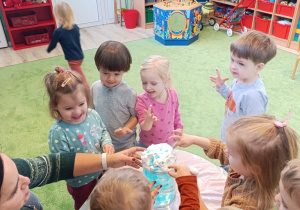 Dzieci obserwują doświadczenie