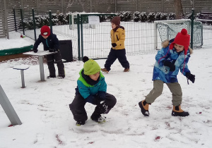 Dzieci bawią sie na śniegu