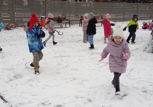 Dzieci bawią sie na śniegu