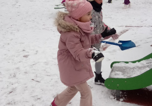 Dzieci bawią sie na śniegu