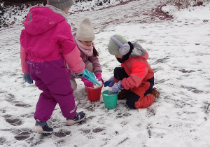 Dzieci bawią sie na śniegu