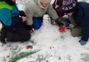 Dzieci bawią sie na śniegu