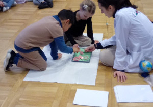 Dzieci w czasie warsztatów o układzie słonecznym