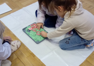 Dzieci w czasie warsztatów o układzie słonecznym