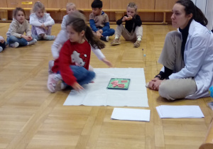 Dzieci w czasie warsztatów o układzie słonecznym