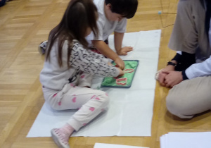 Dzieci w czasie warsztatów o układzie słonecznym