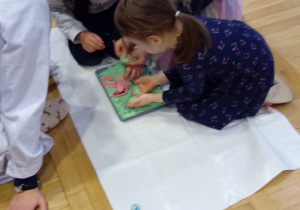 Dzieci w czasie warsztatów o układzie słonecznym