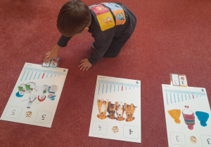 chłopiec liczy oczka na kostce