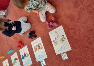 chłopiec przeliczka kubki