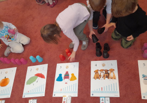 dziewczynka liczy czapki na planszy