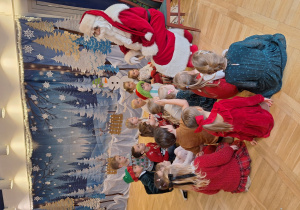 Spotkanie i rozmowy z Mikołajem przy choince