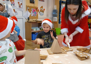 Nakładnie lukru na pierniczki