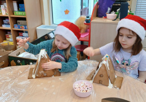 Ozdabianie domków przez dzieci