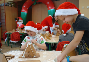 Ozdabianie domków przez dzieci