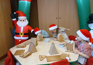 Ozdabianie domków przez dzieci