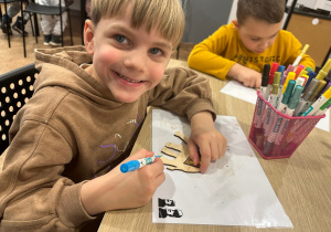 Chłopiec koloruje słonia