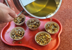 Przygotowanie przysmaków dla ptaków