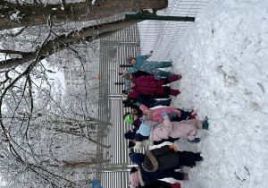 Grupa Krasnali na placu zabaw pokrytym śniegiem