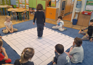 Pokonywanie zakodowanej trasy przez chłopca