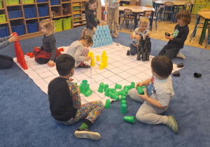 Układanie wieży z kubeczków