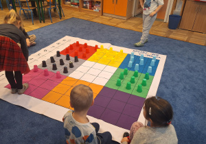 Układanie kubeczków zgodnie z kolorem na macie