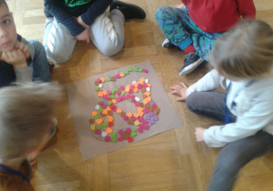 zespół dzieci układa kolorowego węża