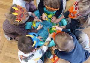 Dzieci bawia sie piaskiem kinetycznym