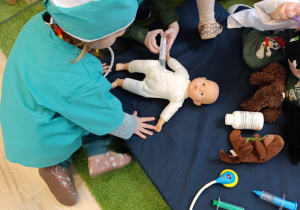 Dzieci bawia się w kąciku lekarskim