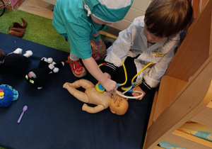 Dzieci bawia się w kąciku lekarskim