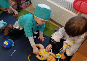 Dzieci bawia się w kąciku lekarskim