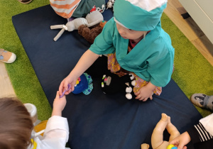 Dzieci bawia się w kąciku lekarskim