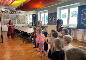 Spacer po galerii pełnej egzotycznych tkanin