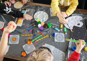 Malowanie mandali przez dzieci