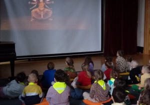 Dzieci oglądają prezentację na temat kultury Indii