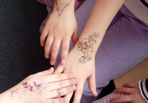 Pomalowane dłonie dzieci