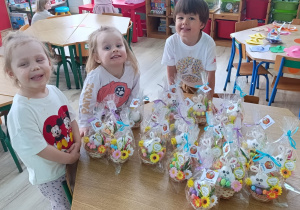 Dzieci z wykonanymi stroikami