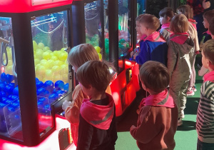 Dzieci wyławiają kolorowe piłeczki