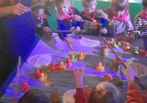 Dzieci łowią kaczki na wędkę