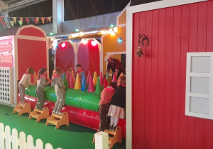 Dzieci układaja kolorowe jajka na dmuchawach