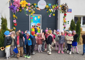 Dzieci przed Pracownią Zająca