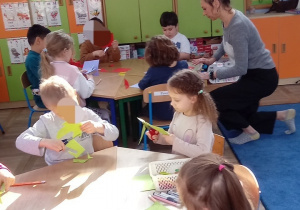 Dzieci tworzą wielkanocne zajączki