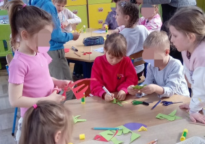 Dzieci tworzą wielkanocne zajączki