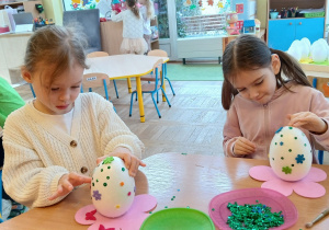 dzieci ozdabiają styropianowe jajka