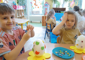dzieci ozdabiają styropianowe jajka